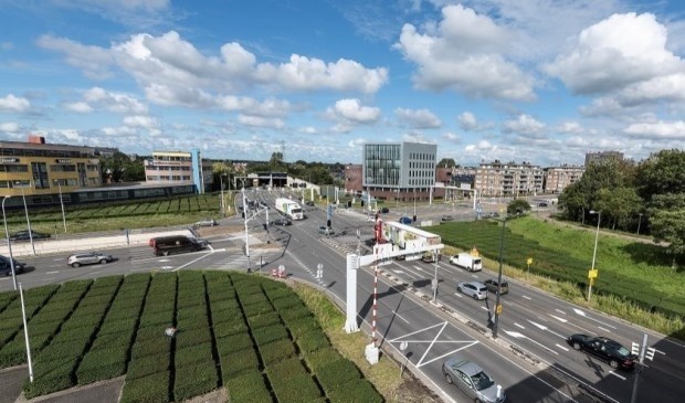 Ook vanaf de N14 komt geen bewegwijzering naar de 'Mall'.