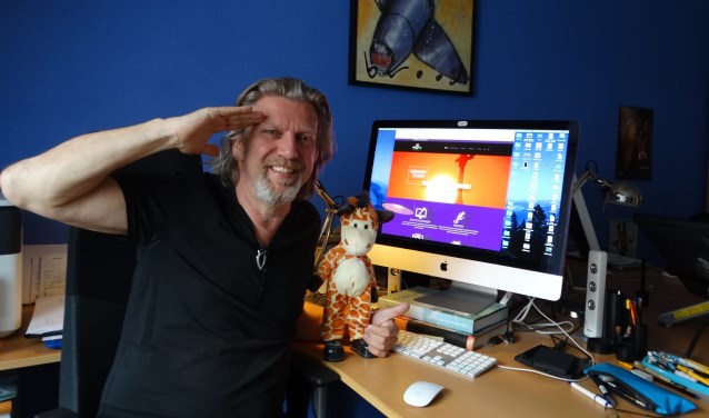 Gerard op de plek waar hij al die leuke cartoons bedenkt en tekent: "At your service!"