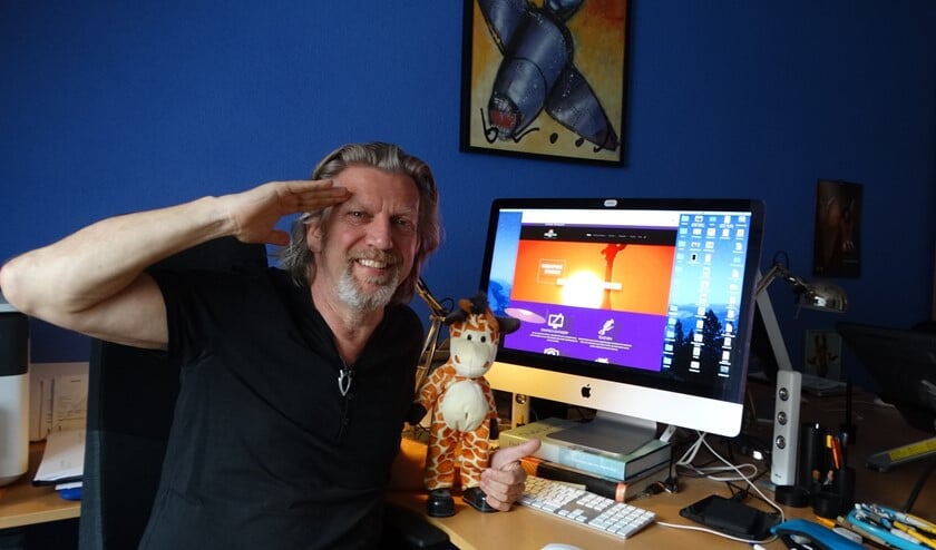 Gerard op de plek waar hij al die leuke cartoons bedenkt en tekent: "At your service!"
