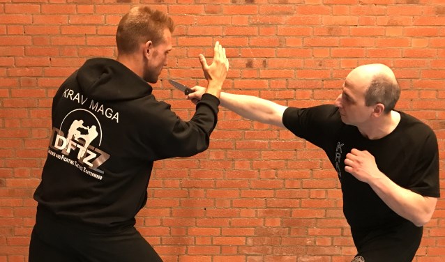 Joey Roetman (l.) geeft les in Krav Maga bij de DFTZ-scholen in Zoetermeer en Den Haag. Foto's: pr