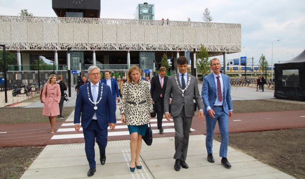 Staatssecretaris Stientje van Veldhoven (ministerie van Infrastructuur en Waterstaat) met burgemeesters Pieter van de Stadt (Lansingerland) en Charlie Aptroot (Zoetermeer). Foto: Spa-Media
