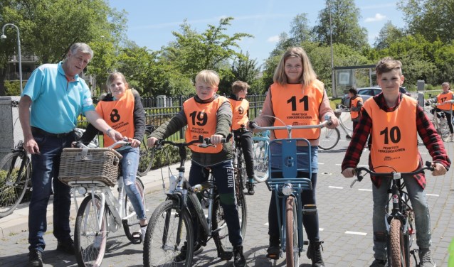 Jan Korendijk van Veilig Verkeer Nederland (VVN), Iza, Bas, Lieve en Tygo van basisschool de Vuurvogel (v.l.n.r.). Foto: Jan van Es