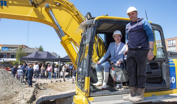 Wethouder Rouwendal verrichtte de starthandeling van het bouwproject aan het Molenpad
(foto: Michel Groen).