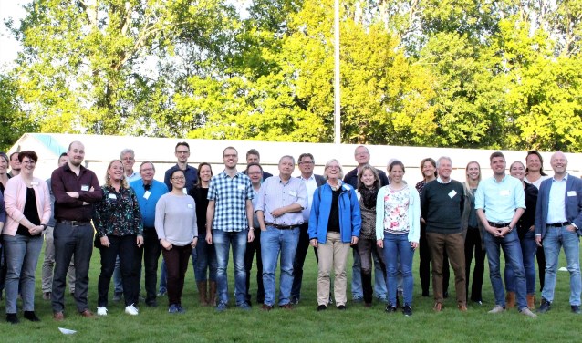 De deelnemers aan het Sportnetwerkcafé op Sportpark De Star bij de Voorburgse Rugbyclub (foto: pr SenW).