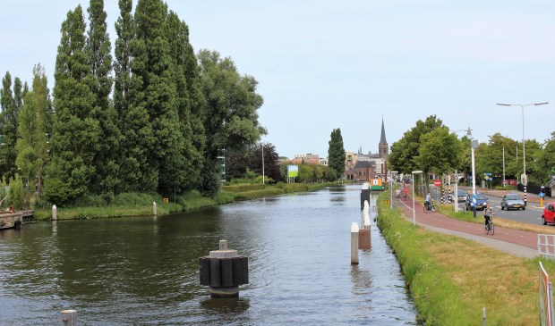 Bij de Sijtwendebrug raakte het meisje te water en werd gered door de aanwezigheid van een visser die haar te hulp schoot (archieffoto DJ).