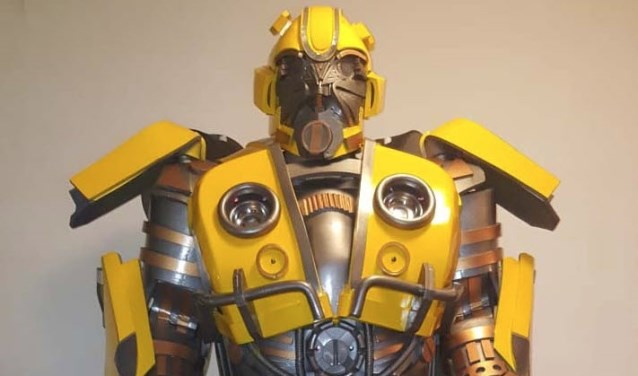 Op de foto met de Bumblebee Transformer op zaterdag bij Intertoys Oosterheem. Foto: pr