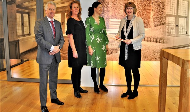 V.l.nr. Geurt Thomas, Karijn de Jong, Lonneke van den Berg en wethouder Juliette Bouw (foto: pr).