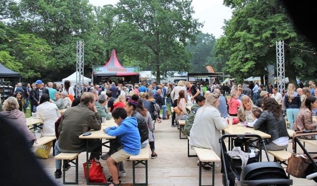 Drukte aan de tafels tijdens A Walk in the Park, waar in 2018 duizenden mensen op af kwamen (foto: Ap de Heus).