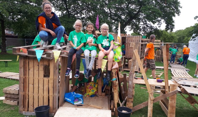 Klaver van Rooy in actie als begeleider met haar huttenbouwteam. Foto: pr