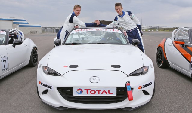 De jonge autocoureur Milan Teekens (l.) uit Zoetermeer testte maandag in Zandvoort een Mazda MX-5 voor de nieuwe Mazda MX-5 Cup, waaraan hij gaat meedoen. Foto: Bas Kaligis