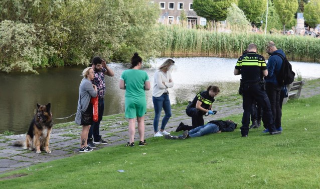 De politie bekommert zich om het slachtoffer dat later met de ambulance naar het ziekenhuis zou worden vervoerd (foto: Lucien de Vries).