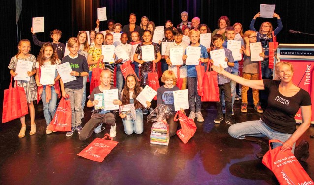 Alle genomineerden voor een prijs bij de prijsuitreiking van de Schrijfwedstrijd 2019 (foto: Henk Knoester).