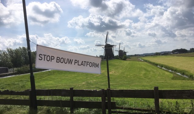 De buurt verzet zich tegen de komst van een uitkijkplatform bij De Drie Molens aan de Stompwijkseweg (foto: Richard Kaan).