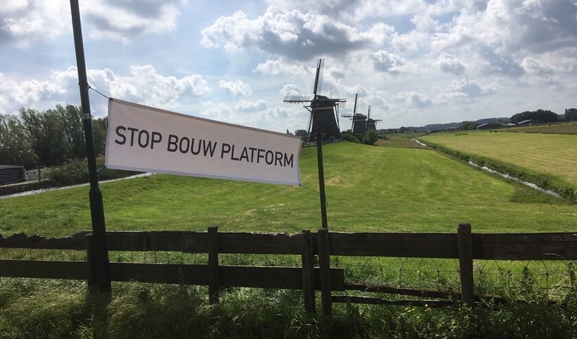 De buurt verzet zich tegen de komst van een uitkijkplatform bij De Drie Molens aan de Stompwijkseweg (foto: Richard Kaan).