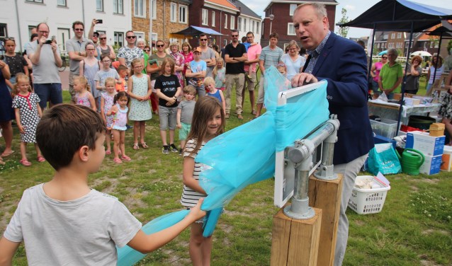 Wethouder Peter Hennevanger opent met behulp van buurtkinderen de pluktuin in Ackerswoude.