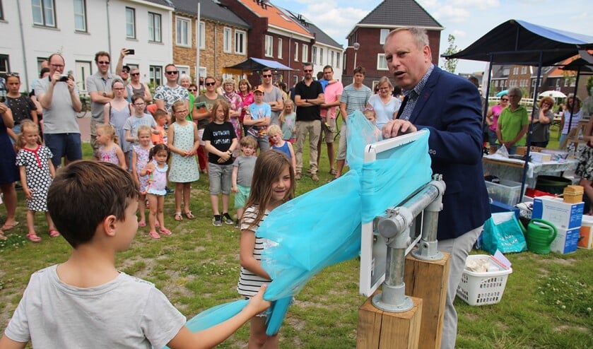Wethouder Peter Hennevanger opent met behulp van buurtkinderen de pluktuin in Ackerswoude.