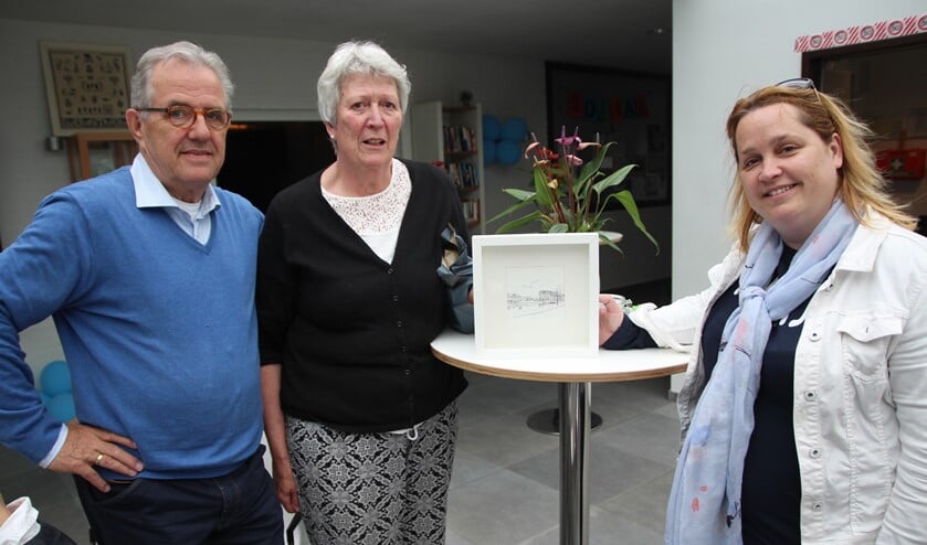 Wethouder Ilona Jense kwam langs en bood de jubileumcommissie van het Kerkelijk Centrum een fraaie pentekening aan van de ‘S-bocht van Delfgauw’.