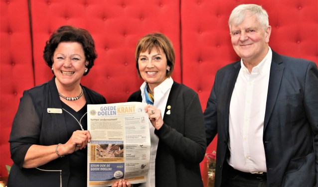 Clubpresident Marianne Knijnenburg overhandigt de Goede Doelen Krant aan Gudrun Yngvadottir (foto Abbing, tekst en foto).