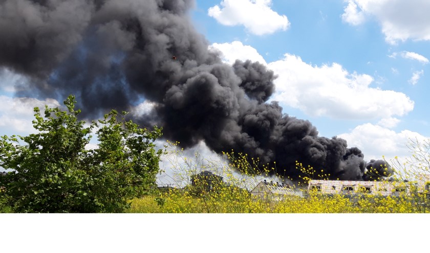 Zware rookontwikkeling in Berkel, ook goed te zien vanuit Zoetermeer. Foto: Jan van der Sman