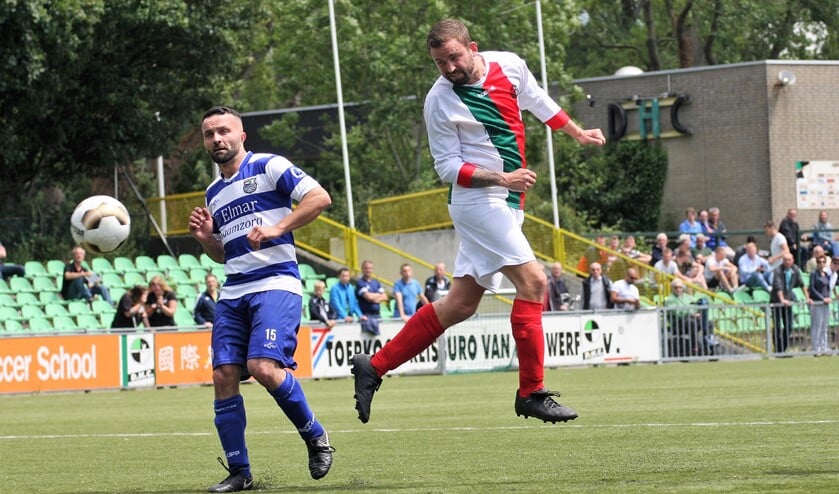 John Onderwater (Stompwijk'92) kreeg de eerste (kop)kans van de wedstrijd, maar miste (foto: AW).