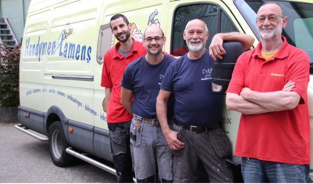 Jurian, Micha, Kees en Ruud Lamens bij de bedrijfsbus die vooral rondjes rond de kerk rijdt…