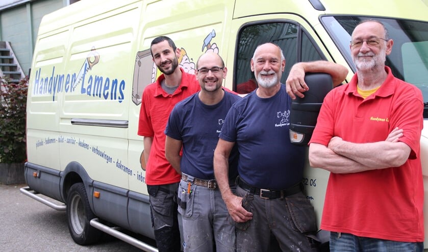 Jurian, Micha, Kees en Ruud Lamens bij de bedrijfsbus die vooral rondjes rond de kerk rijdt…