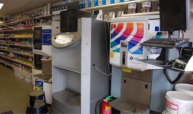 De drie professionele verfmerken, Sigma, Sikkens en Wijzonol hebben elk een eigen mengmachine, klaar terwijl u wacht!