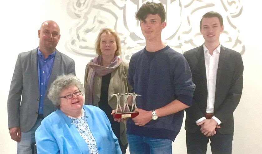 Winnaar Jeroen Oorthuis met de raadsleden Ward Meijroos, commissielid Pauline Mulholland, Marijke van der Meer en Jeremy Mooiman. Foto: pr
