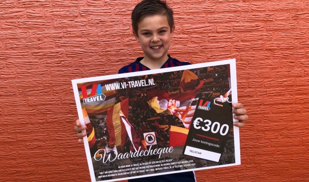 Emre toont trots de cheque ter waarde van 300 euro.
