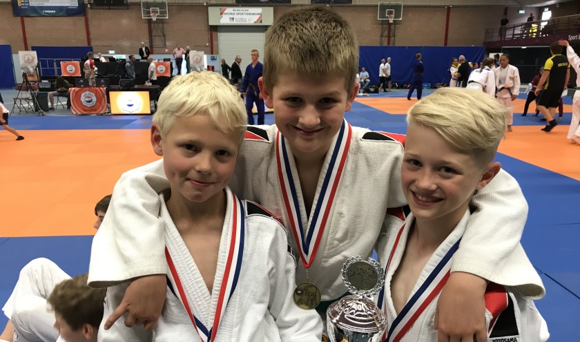 Duncan de Jong, Lars Harps en Mike Bolleboom met de beker. Foto: pr
