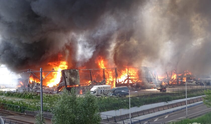 Het pand ging volledig in vlammen op. (foto: Ria Wilschut)