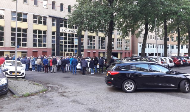Actiegroep Parkeren waar dan? had de raad en het college uitgenodigd om zelf te komen kijken naar de problematische parkeersituatie in de binnenstad. Woensdagavond werd deze parkeerschouw onder grote belangstelling van bezorgde bewoners gehouden. Foto: pr