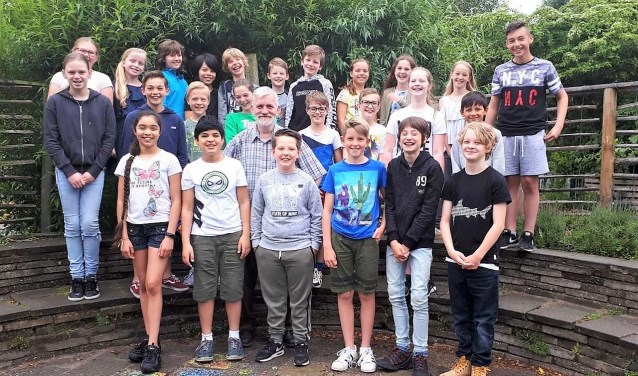 Meester Peter Ham te midden van de kinderen van groep 7 (foto: pr).
