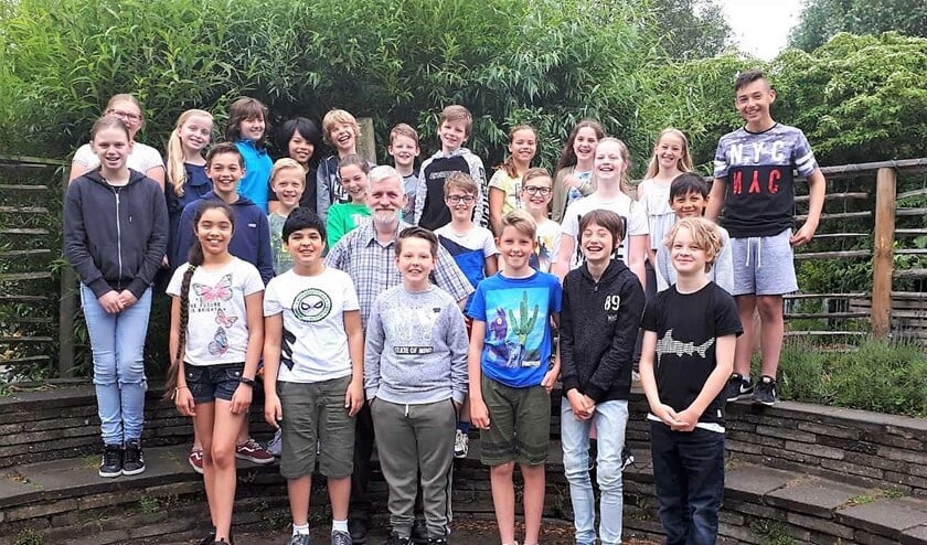Meester Peter Ham te midden van de kinderen van groep 7 (foto: pr).