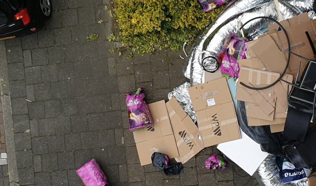 De restanten van een wietplantage open en bloot op straat (foto via Ap de Heus; fotograaf onbekend