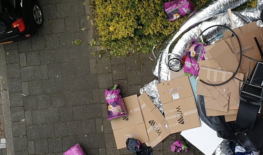 De restanten van een wietplantage open en bloot op straat (foto via Ap de Heus; fotograaf onbekend