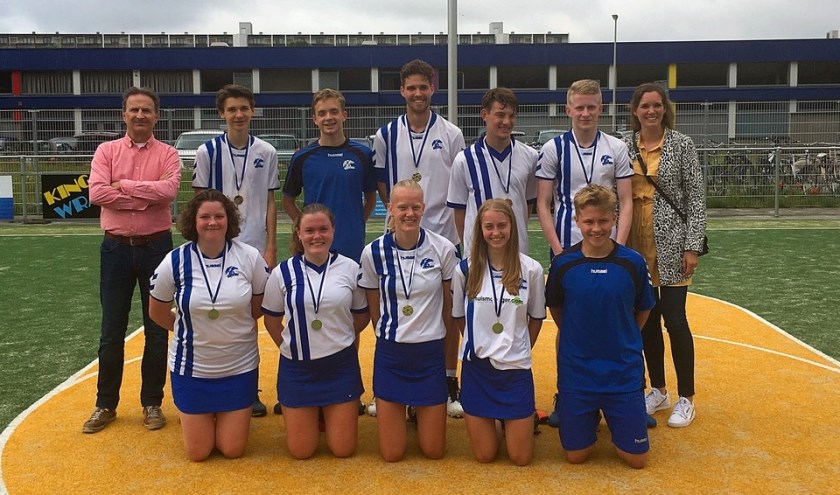 Achter: Frank (coach), Pepijn, Daan, Lars, Tim, Daan en Esmee (trainer/ coach). Voor : Anouk, Femke, Marith, Daphne en Pim. Niet op de foto: Maya en Tjalle (trainer/ coach). Foto: pr