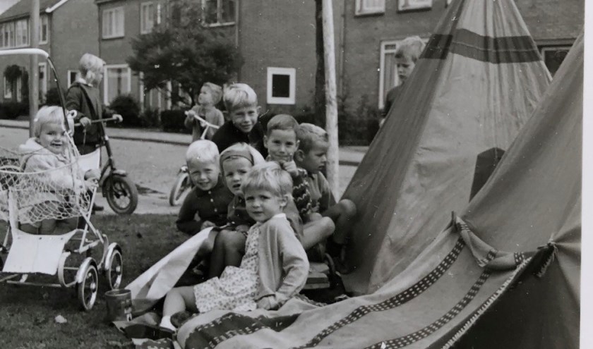 Mauritsstraat in het prille begin van de jaren zestig. De oud-bewoners en nieuwe bewoners hebben altijd een sterke 'straatband' met elkaar gehad. Foto: pr