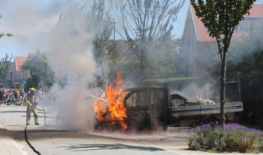 De geparkeerde bedrijfswagen aan de Spreestroom brandde geheel uit. Foto: Regio15.nl