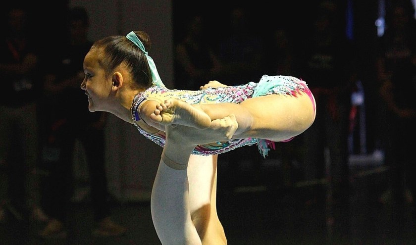 De 10-jarige Zoetermeerse Kayleigh Pijpaert traint al drie jaar met haar acropartner Annique Ten Braak (16 jaar) uit Monster. Foto: Jaimy Bordewijk