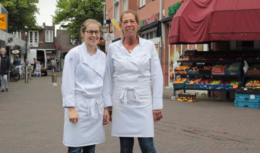 Twee dames van bakker Jongerius in de Dorpsstraat: Liesbeth (l.) en Willian. Foto: Jan van Es