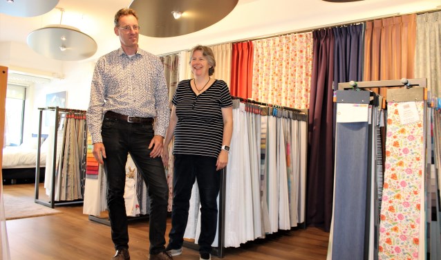 Taco en Ellen Bergshoeff in hun winkel aan de Koningin Julianalaan in Voorburg (foto/tekst: Dick Janssen).