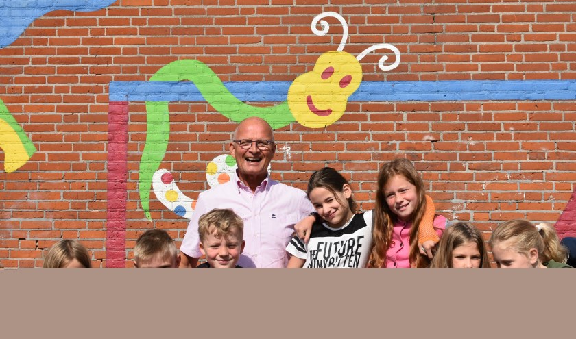 Kees van der Aar: 'Ik ben hier altijd midden tussen de kinderen en daar word ik vrolijk van.' Tekst en foto: Renate Mamber
