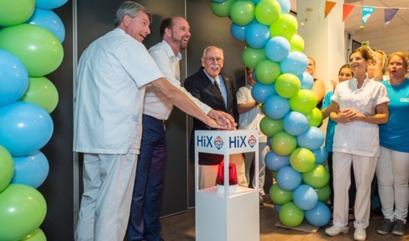 H.J. Visser (KNO-arts LangeLand Ziekenhuis), E. Booden (directievoorzitter LangeLand Ziekenhuis), H. Paats (cliëntenraad LangeLand Ziekenhuis) (v.l.n.r.). Foto: Ron Jenner