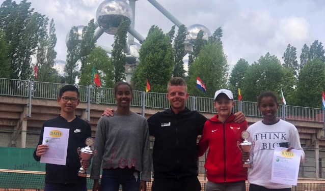 Zoetermeerse spelers en trainer van Y4Tennis-TVDR op de Ten-Pro Global Junior tour. Foto: pr
