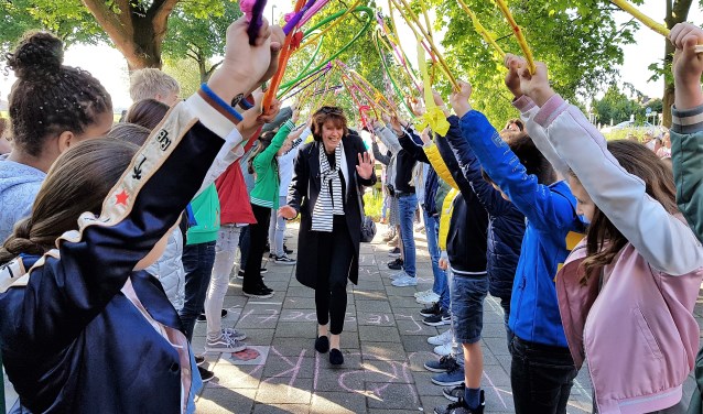 Het onthaal van juf Liesbeth bij de St. Maartensschool, via een ereboog naar de speelplaats (foto: pr).