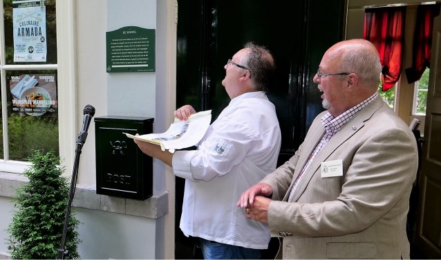 Kees Verbeek van de Stichting Mooi Voorburg hield een toespraak en daarna onthulde Leo van Langh het schildje (foto: Ot Douwes).