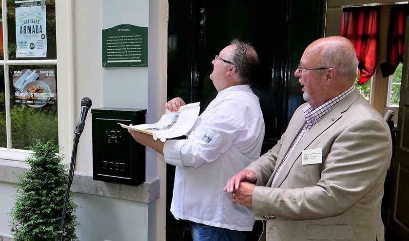 Kees Verbeek van de Stichting Mooi Voorburg hield een toespraak en daarna onthulde Leo van Langh het schildje (foto: Ot Douwes).
