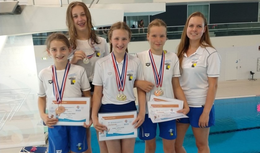 De vier springers van WVZ met ass. coach Annemarijn Bal. Foto: pr