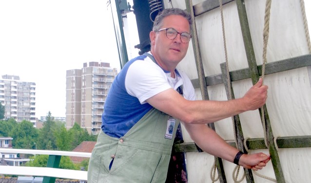Herman Polderman op molen De Hoop. Het leuke aan een molen vindt Herman de techniek en ook het fysieke werk. Foto Cor Groen